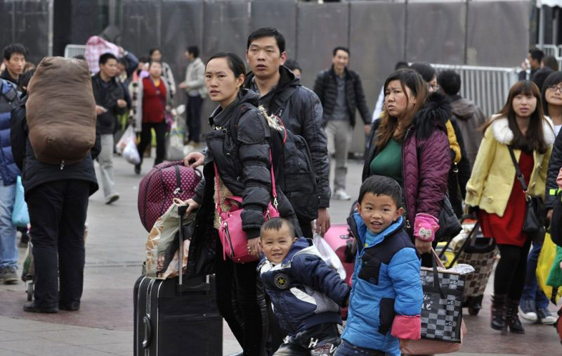 Con của những người lao động không có hộ khẩu thành phố thường chịu nhiều thiệt thòi.