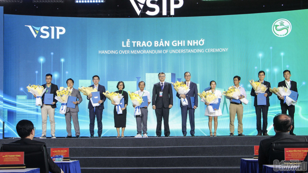 Đại diện VSIP trao biên bản ghi nhớ hợp tác với các nhà đầu tư thứ cấp.