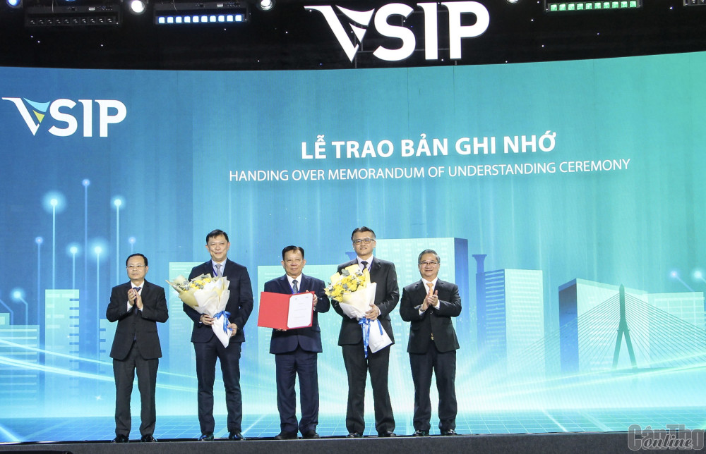 Đồng chí Nguyễn Văn Hiếu, Bí thư Thành ủy Cần Thơ (bìa trái) cũng đồng chí Trần Việt Trường, Chủ tịch UBND TP Cần Thơ (bìa phải) trao biên bản ghi nhớ hợp tác với nhà đầu tư VSIP.