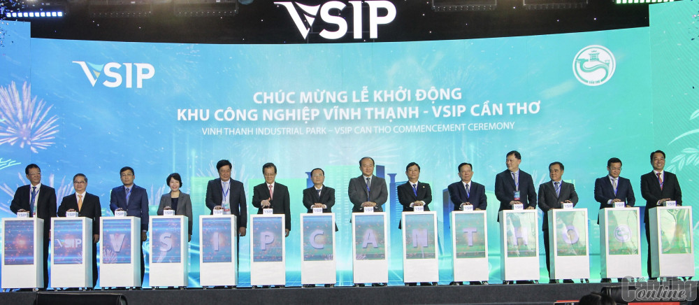 Các đại biểu thực hiện nghi thức bấm nút khởi động dự án KCN VSIP Cần Thơ.
