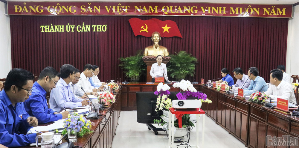 Tuổi trẻ thành phố cần có cuộc vận động “Người cộng sản trẻ" nhằm giáo dục lý tưởng cho đoàn viên, thanh niên Đồng chí Nguyễn Văn Hiếu, Bí thư Thành ủy Cần Thơ, phát biểu chỉ đạo tại buổi làm việc với BTV Thành đoàn Cần Thơ.
