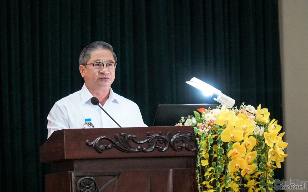 Đồng chí Trần Việt Trường, Phó Bí thư Thành ủy, Chủ tịch UBND thành phố, Trưởng Ban Chỉ đạo Diễn tập KVPT thành phố, phát biểu khai mạc tập huấn.