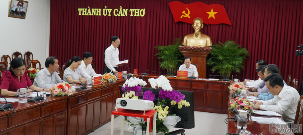 Đồng chí Lê Tấn Thủ, Trưởng Ban Tổ chức Thành ủy phát biểu tại buổi làm việc. Ảnh: ANH DŨNG