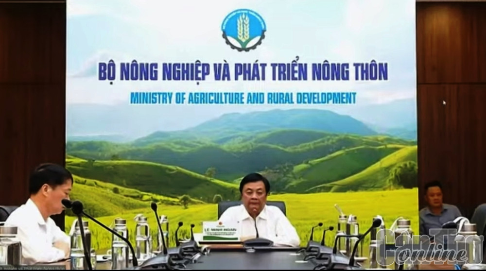 Bộ trưởng Bộ NN& PTNT Lê Minh Hoan tham dự diễn đàn tại điểm cầu trực tuyến ở Bộ NN&PTNT.