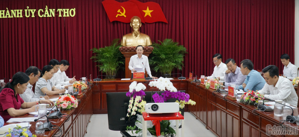 Đồng chí Nguyễn Văn Hiếu, Bí thư Thành ủy, phát biểu kết luận và chỉ đạo tại buổi làm việc với Ban Tổ chức Thành ủy. Ảnh:  ANH DŨNG