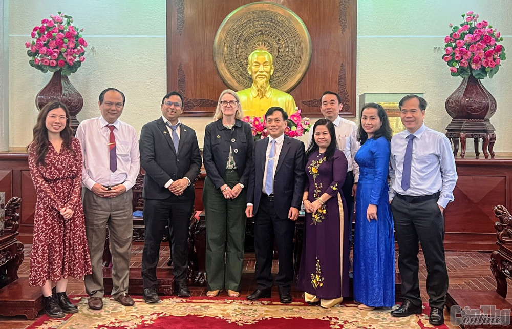 Lãnh đạo UBND TP Cần Thơ cùng lãnh đạo các sở, ngành hữu quan chụp ảnh lưu niệm cùng Đoàn Tổng lãnh sự quán Úc tại TP. Hồ Chí Minh.