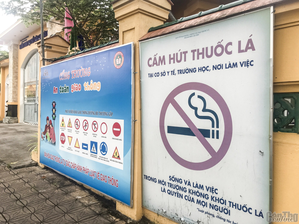 Bảng tuyên truyền tại cổng Trường THPT Châu Văn Liêm.
