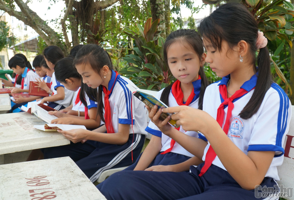Các em học sinh Trường Tiểu học Mỹ Khánh 1 đọc sách, tìm hiểu văn hóa, lịch sử của địa phương tại Khu Sinh hoạt truyền thống của trường.