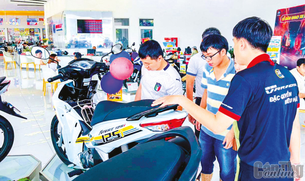 Khách hàng tham quan, mua sắm tại Hệ thống HEAD Hồng Đức.