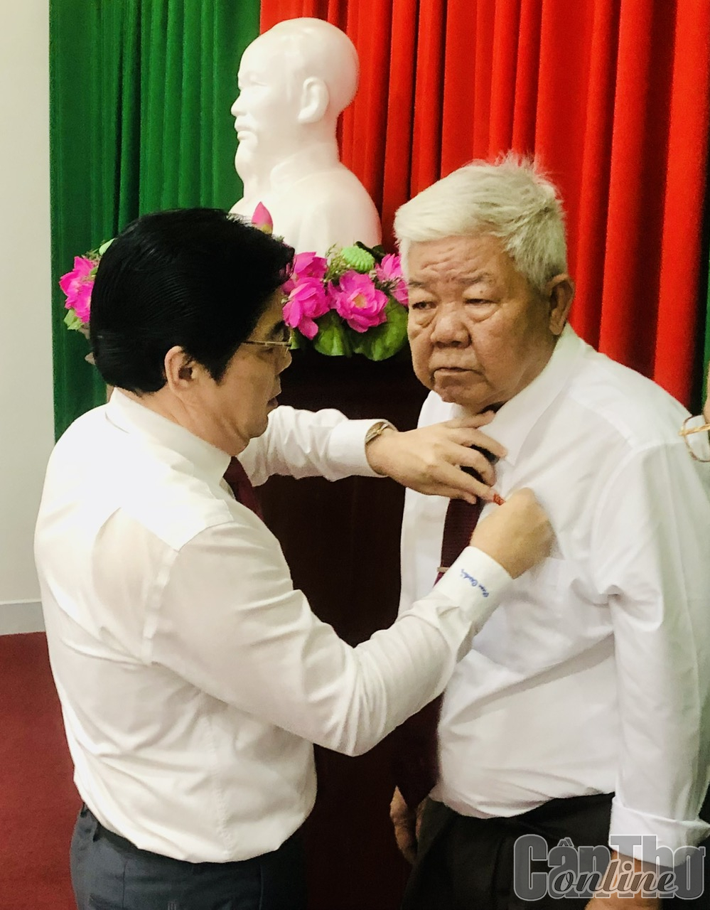 Đồng chí Nguyễn Văn Sử, Bí thư Quận ủy Cái Răng, trao tặng Huy hiệu 55 năm tuổi Đảng cho đồng chí Nguyễn Văn Ái. Ảnh: Tâm Khoa