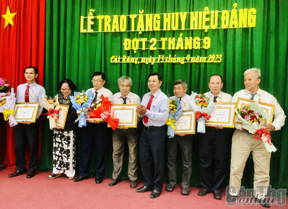 (CTO) - Ngày 13-9, Ban Thường vụ Quận ủy Cái Răng tổ chức Lễ trao Huy hiệu Ðảng đợt 2-9 năm 2023 cho các đảng viên.