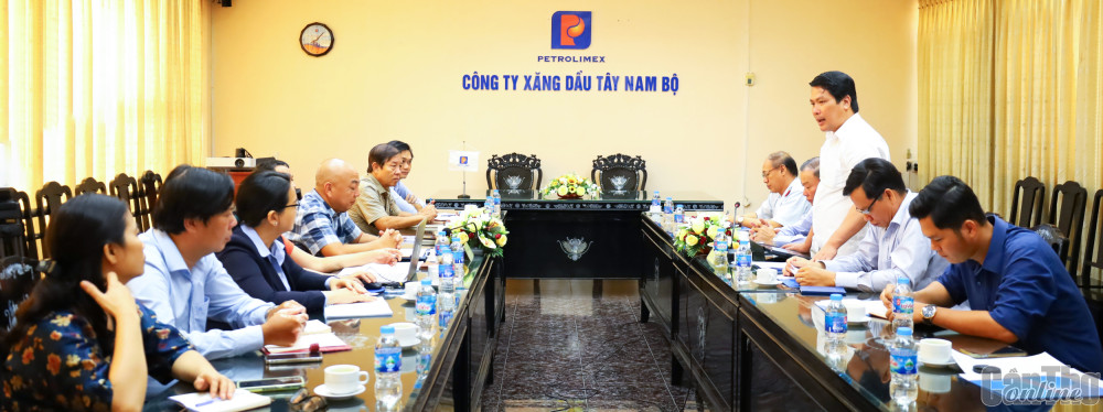 Quang cảnh cuộc họp.