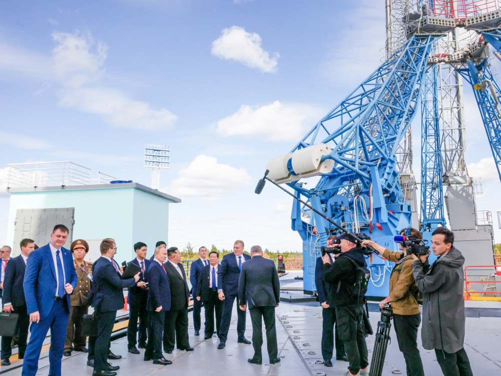 Tổng thống Nga Putin (giữa, trái) và nhà lãnh đạo Triều Tiên Kim Jong-un (giữa, phải) tham quan Sân bay vũ trụ Vostochny.