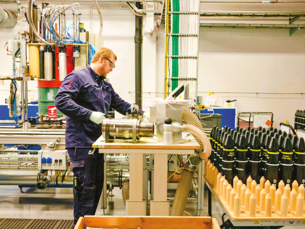 Sản xuất đạn pháo tại một cơ sở ở Thụy Điển. Ảnh: NY Times