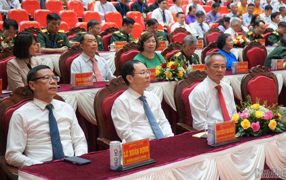 Đồng chí Nguyễn Văn Hiếu (giữa), Bí thư Thành ủy Cần Thơ, và các đại biểu dự lễ kỷ niệm.