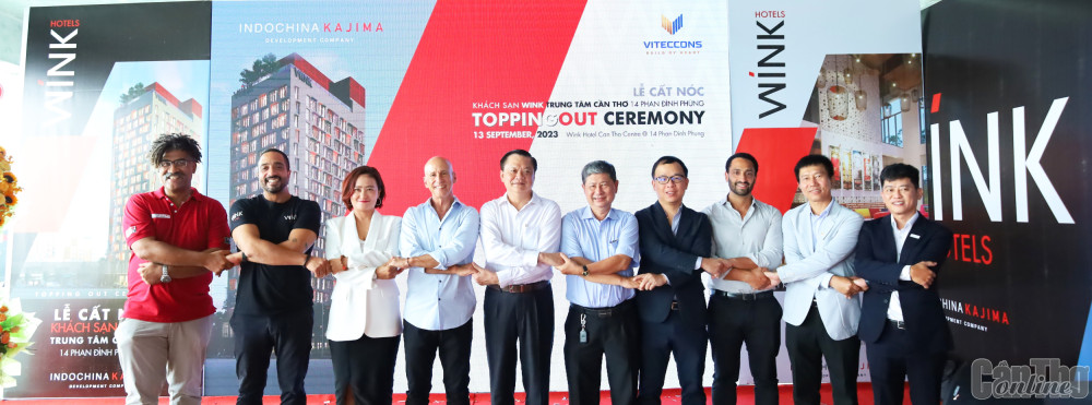 Các đại biểu chụp hình lưu niệm tại buổi lễ. Ảnh: N.H
