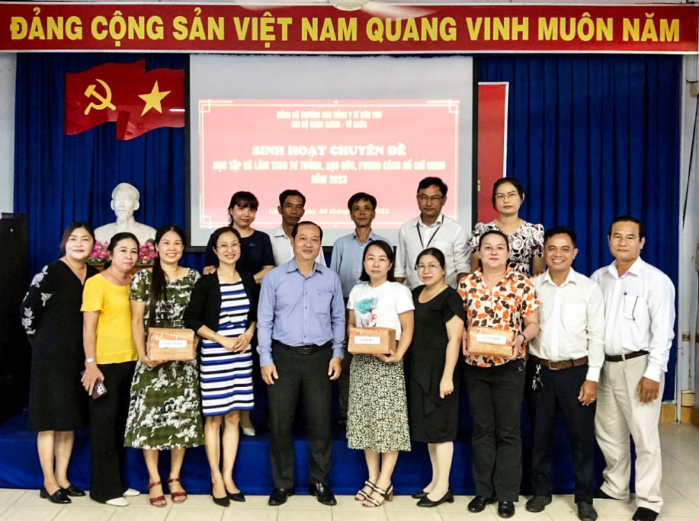 Đồng chí Nguyễn Quang Thông, Bí thư Đảng ủy, Hiệu trưởng Trường Cao đẳng Y tế Cần Thơ, cùng đảng viên Chi bộ Hành chính - Tổ chức chụp ảnh lưu niệm sau cuộc thi.