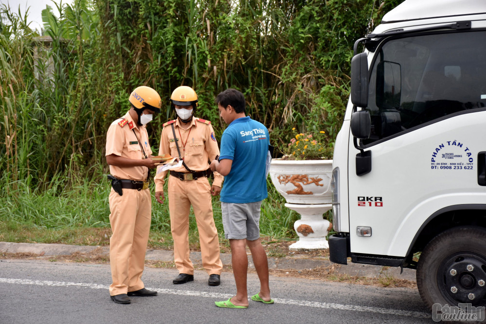 CSGT-TT Công an huyện Phong Điền kiểm tra hành chính đối với người điều khiển ô tô tải trên đường Nguyễn Văn Cừ, thuộc địa bàn thị trấn Phong Điền.