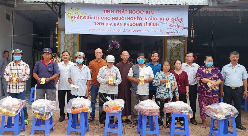 Cán bộ phường Lê Bình phối hợp tặng quà người dân có hoàn cảnh khó khăn. Ảnh: Mặt trận phường cung cấp