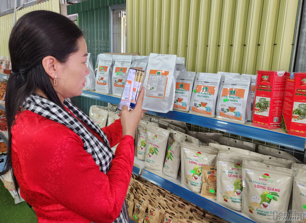 Gắn mã QR truy xuất nguồn gốc trà mãng cầu Kim Nhiên, một trong những sản phẩm OCOP tiêu biểu của xã NTM nâng cao Thới Hưng, huyện Cờ Đỏ.