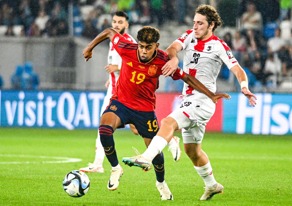 Tài năng trẻ Yamal đi bóng ở trận thắng Gruzia. Ảnh: Getty Images