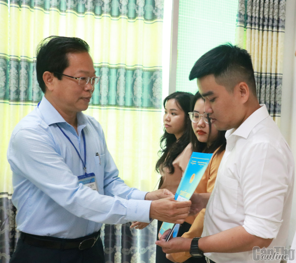 Ông Châu Việt Tha, Giám đốc Sở Nội vụ TP Cần Thơ, trao quyết định các cá nhân trúng tuyển kỳ tuyển dụng công chức hành chính năm 2022.
