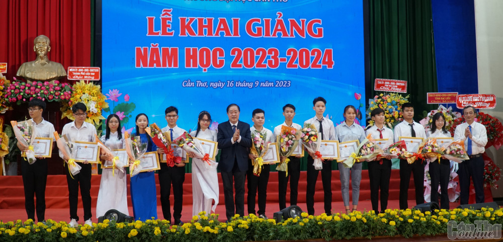 Ban Giám hiệu Trường ĐHCT khen thưởng cho các tân sinh viên đạt điểm cao trong kỳ tuyển sinh 2023 vào trường. Ảnh: B.NG