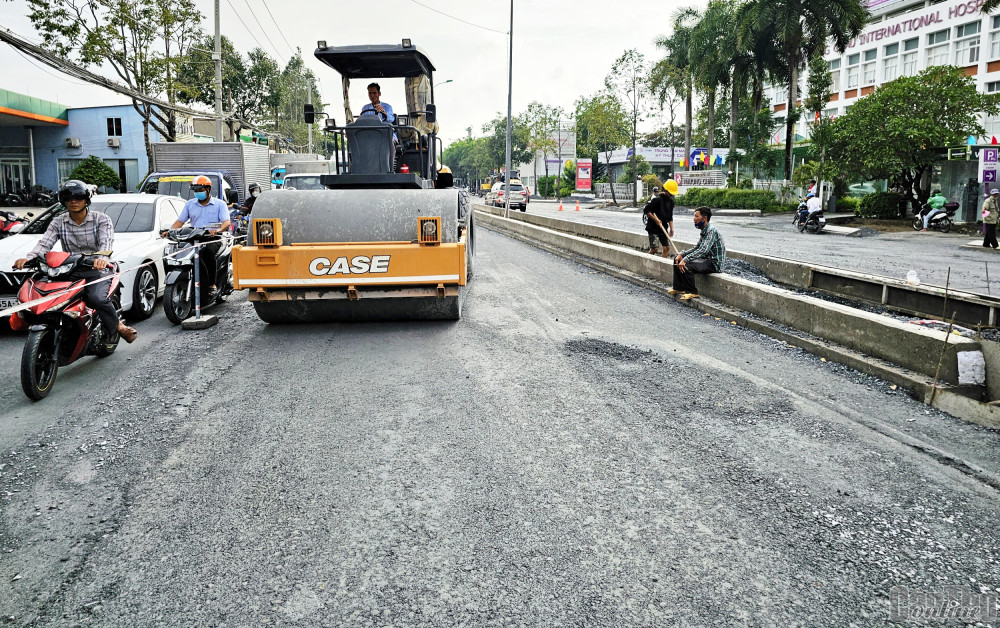Thi công nâng cấp đường Nguyễn Văn Cừ (Hoàng Quốc Việt - Nguyễn Văn Linh), dự kiến hoàn thành vào cuối tháng 12-2023.
