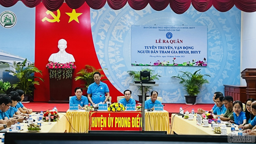 Ra quân tuyên truyền người dân tham gia bảo hiểm xã hội, bảo hiểm y tế Ông Nguyễn Thực Hiện, Phó Chủ tịch UBND thành phố, phát biểu chỉ đạo tại lễ ra quân. Ảnh: C.H