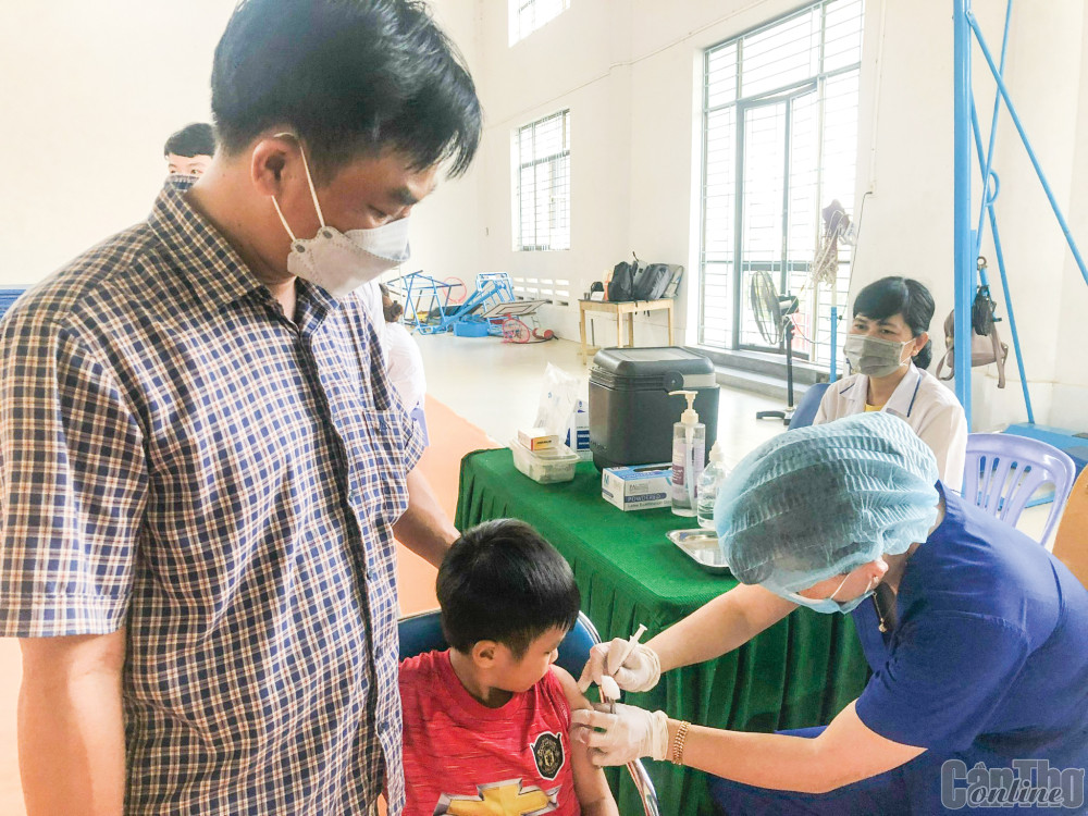 Nhân viên y tế tiêm bổ sung vaccine bại liệt cho trẻ.