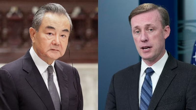 Ngoại trưởng Trung Quốc Vương Nghị (trái) và Cố vấn an ninh quốc gia Nhà Trắng Jake Sullivan. Ảnh: AP