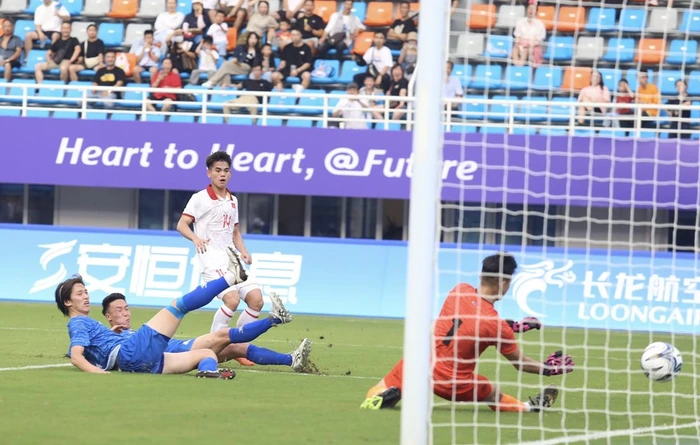 Tuyển Olympic Việt Nam thắng trận ra quân tại ASIAD 19