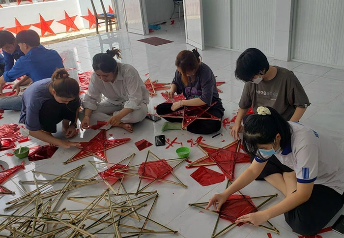 Làm hàng ngàn lồng đèn tặng thiếu nhi vui Tết Trung thu