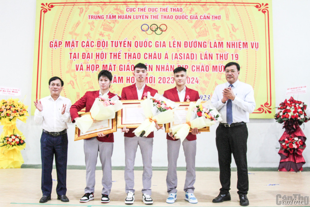 Đoàn thể thao Việt Nam nỗ lực đạt mục tiêu tại ASIAD 19 Ông Đặng Hà Việt (bìa phải) và Phó Chủ tịch UBND TP Cần Thơ Nguyễn Ngọc Hè (bìa trái) tặng thưởng 3 VĐV môn bơi tham dự ASIAD 19, tại buổi gặp mặt trước ngày lên đường.