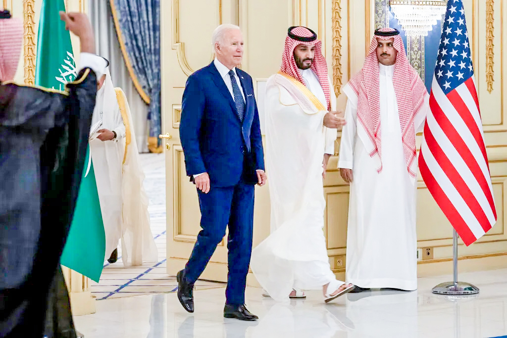 Tổng thống Mỹ Joe Biden (trái) đến thăm Saudi Arabia năm ngoái. Ảnh: NY Times