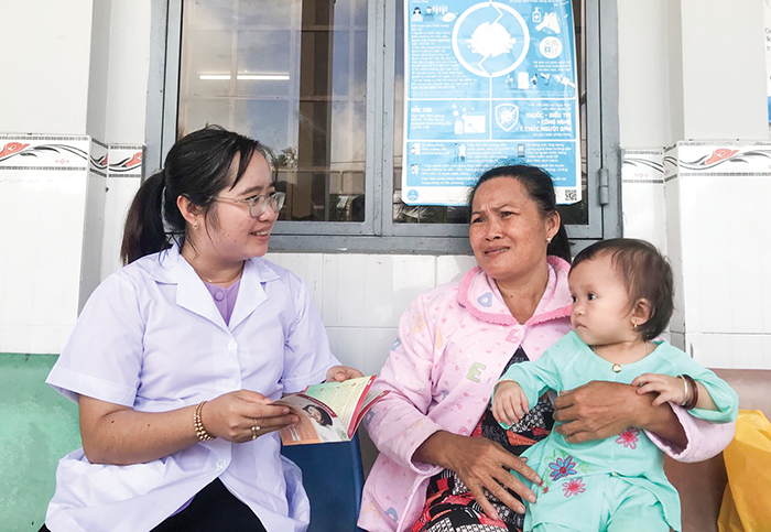 Cán bộ dân số xã Đông Thuận tư vấn kiến thức chăm sóc sức khỏe sinh sản cho chị em. 