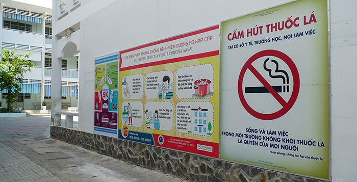 Bảng tuyên truyền cấm hút thuốc lá tại Trường THPT Phan Ngọc Hiển (quận Ninh Kiều). Ảnh: B.NG