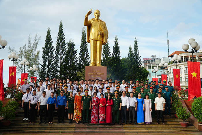 Bộ CHQS thành phố tổ chức lễ báo công dâng Bác nhân dịp tuyên dương các thí sinh trúng tuyển vào các học viện, nhà trường ở trong và ngoài Quân đội năm 2023.
