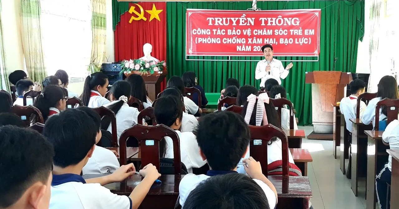 Nỗi lo “con yêu sớm”...