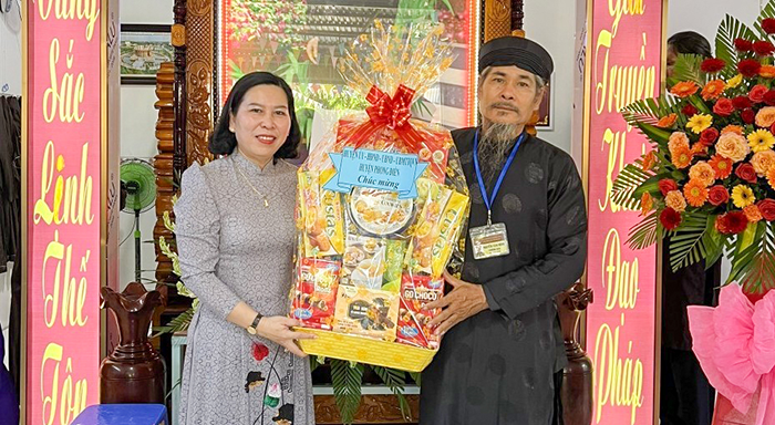 Nhân dịp lễ, Tết, lãnh đạo Ủy ban MTTQVN huyện Phong Điền tổ chức thăm hỏi các tổ chức tôn giáo trên địa bàn. Trong ảnh: Lãnh đạo Ủy ban MTTQVN huyện tặng quà Ban Trị sự Phật giáo Hòa Hảo xã Mỹ Khánh. 