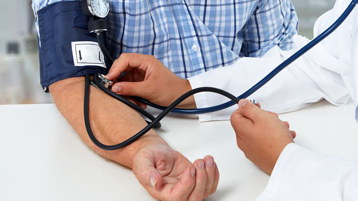 Thường xuyên theo dõi huyết áp là một cách giúp kịp thời chẩn đoán và điều trị bệnh hiệu quả.