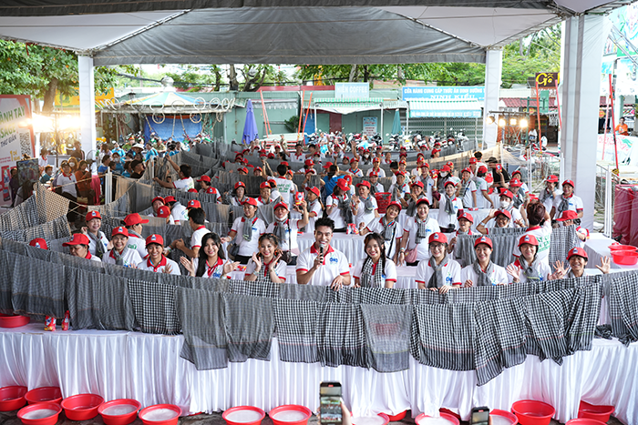 Các khách mời cùng hội viên Hội LHPN TP Cần Thơ và người dân, du khách cùng tham gia giặt khăn rằn để xác lập kỷ lục.