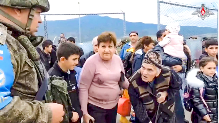 Cư dân Nagorno - Karabakh đổ xô đến trại gìn giữ hòa bình Nga để tránh giao tranh. Ảnh: AP