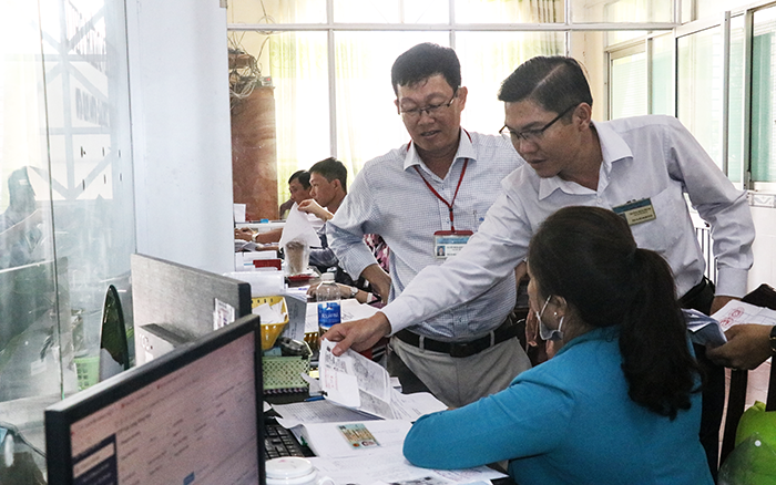 Cải cách hành chính - Lấy người dân, doanh nghiệp làm trung tâm phục vụ TP Cần Thơ tăng cường công tác kiểm tra, góp phần nâng cao tinh thần, thái độ phục vụ của cán bộ, công chức, viên chức đối với người dân. Trong ảnh: Tổ kiểm tra đột xuất về công tác CCHC (Sở Nội vụ TP Cần Thơ) kiểm tra việc giải quyết TTHC tại UBND phường Châu Văn Liêm, quận Ô Môn. Ảnh: Q. THÁI
