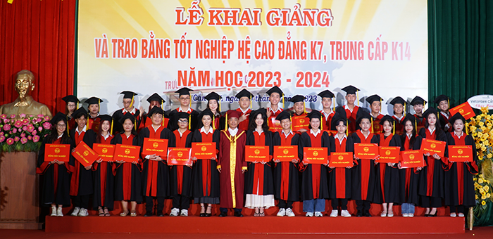 Đại diện Ban Giám hiệu Trường CĐ Du lịch Cần Thơ trao bằng tốt nghiệp đến các tân khoa. Ảnh: B.NG