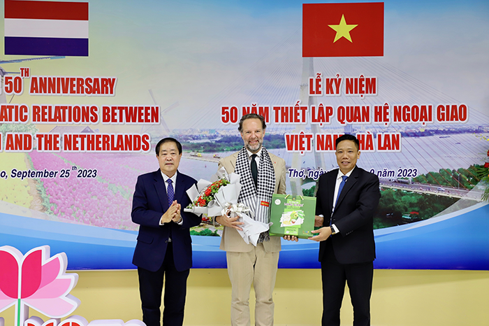 Lãnh đạo TP Cần Thơ, Hiệu trưởng Trường Đại học Cần Thơ tặng hoa cho ngài Daniel Stork, Tổng Lãnh sự Vương quốc Hà Lan tại TP Hồ Chí Minh.