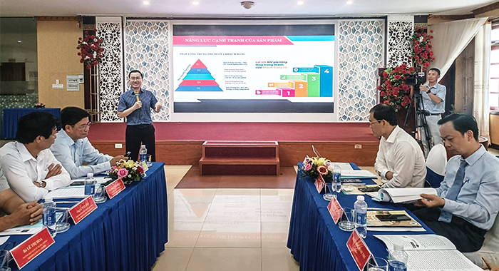 Diễn giả trình bày tham luận