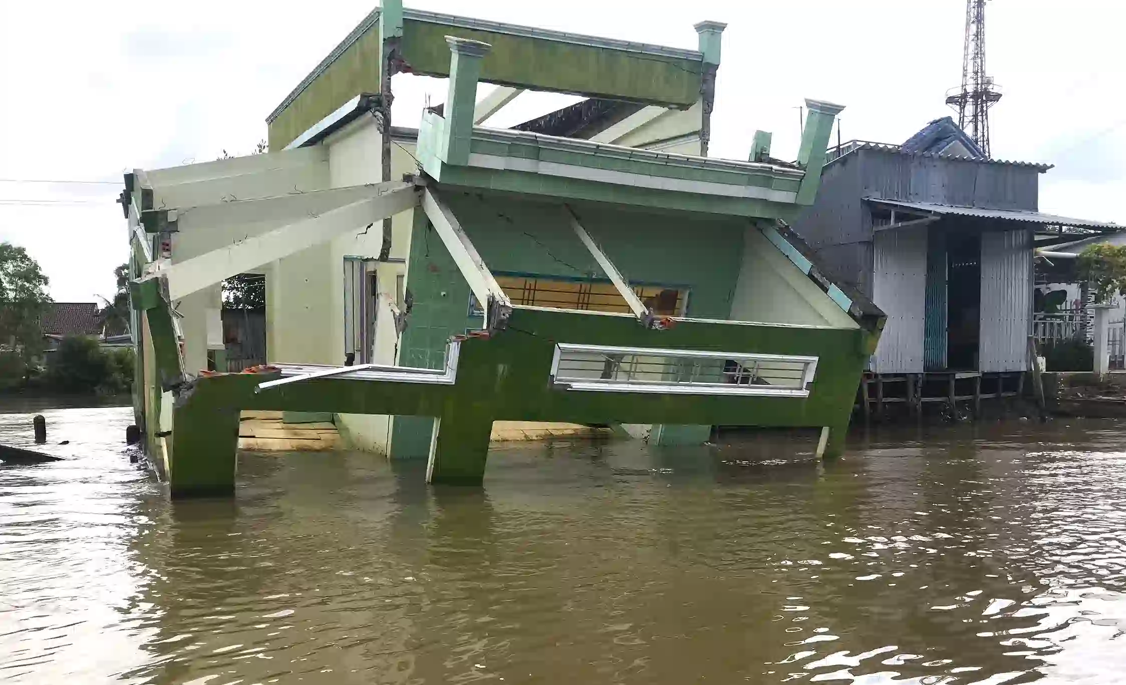 Sạt lở tàn phá bờ sông, bờ biển Cà Mau