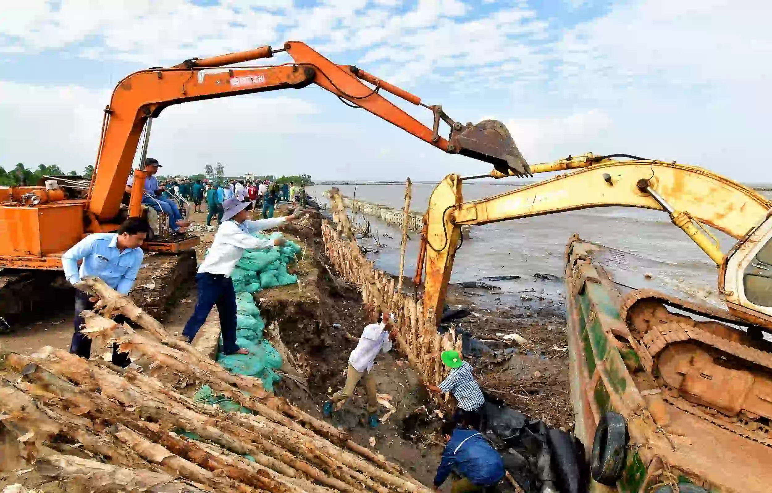 Sạt lở tàn phá bờ sông, bờ biển Cà Mau