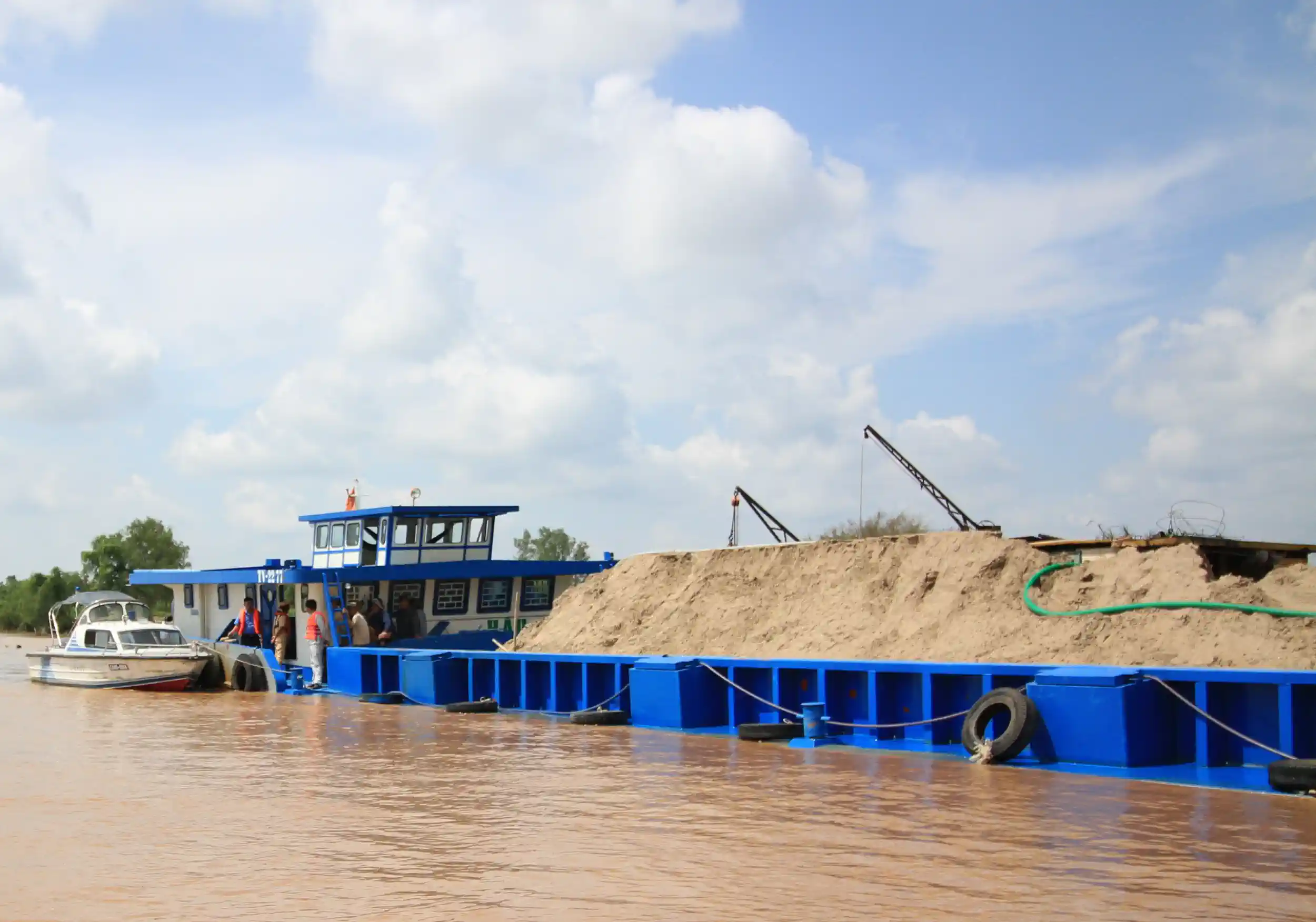 Ngành chức năng TP Cần Thơ kiểm tra lượng cát vận chuyển trên sông Hậu, thuộc địa bàn TP Cần Thơ. 